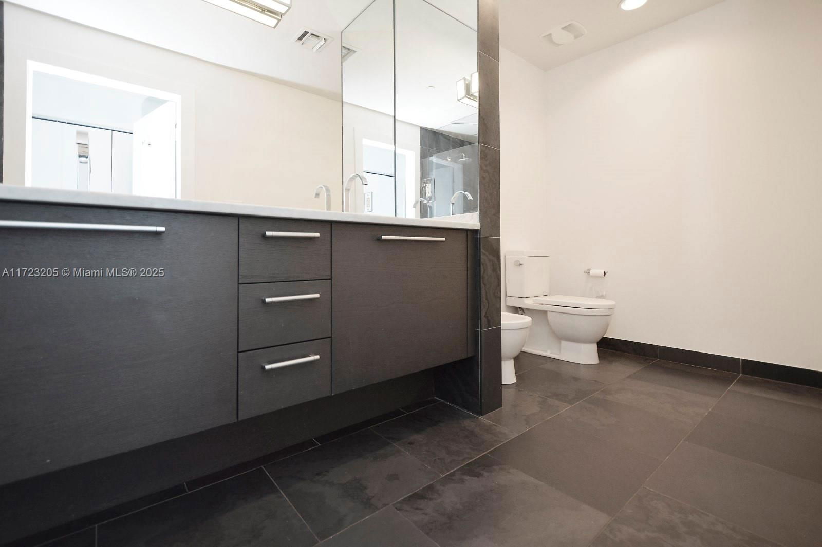 Real estate property located at 900 Biscayne Blvd #5606, Miami-dade, 900 Biscayne Bay Condo, Miami, FL