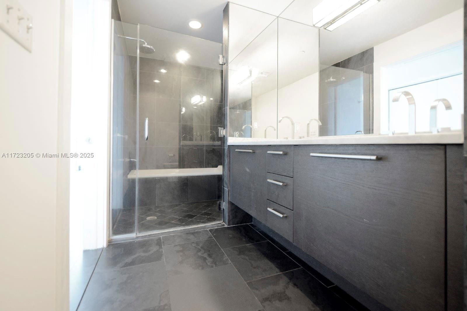 Real estate property located at 900 Biscayne Blvd #5606, Miami-dade, 900 Biscayne Bay Condo, Miami, FL