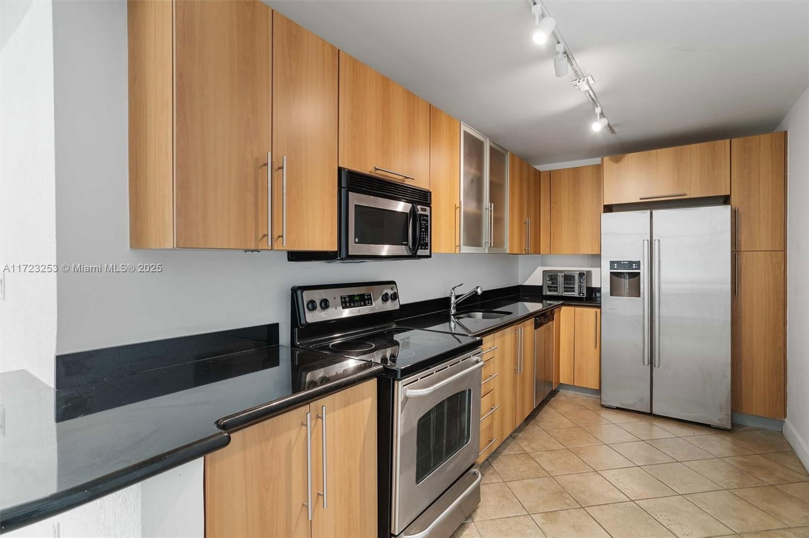 Real estate property located at 7501 Treasure Dr #8R, Miami-dade, Treasures On The Bay Ii C, North Bay Village, FL