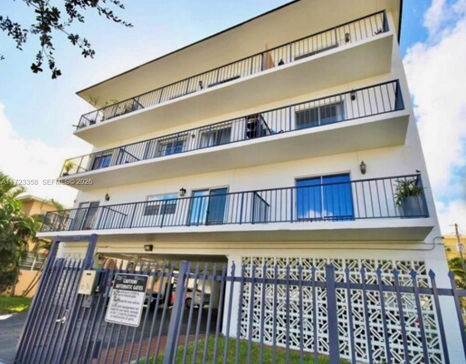 Real estate property located at 1960 Marseille Dr #204, Miami-dade, Apartments Enchante Condo, Miami Beach, FL