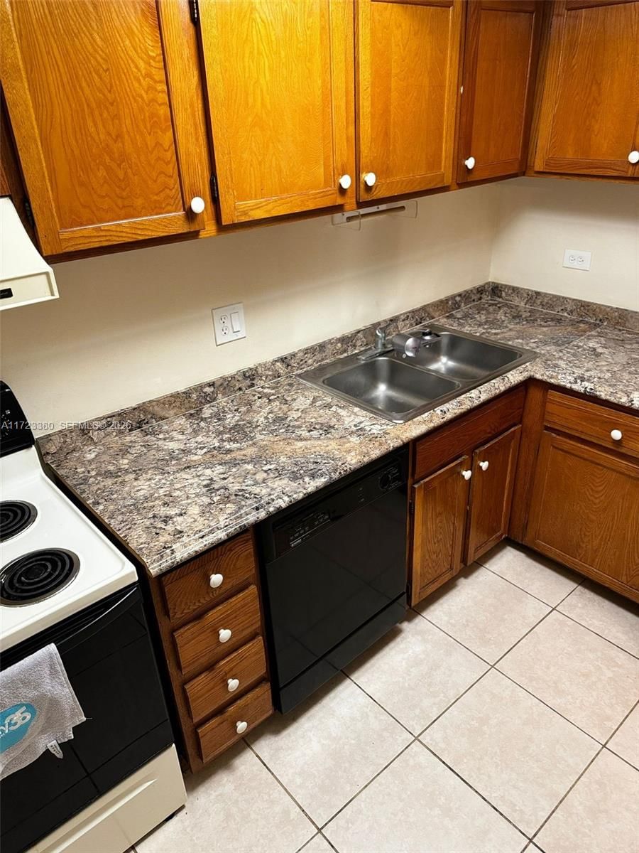 Real estate property located at 3750 Inverrary Dr #2Y, Broward, International Village At, Lauderhill, FL