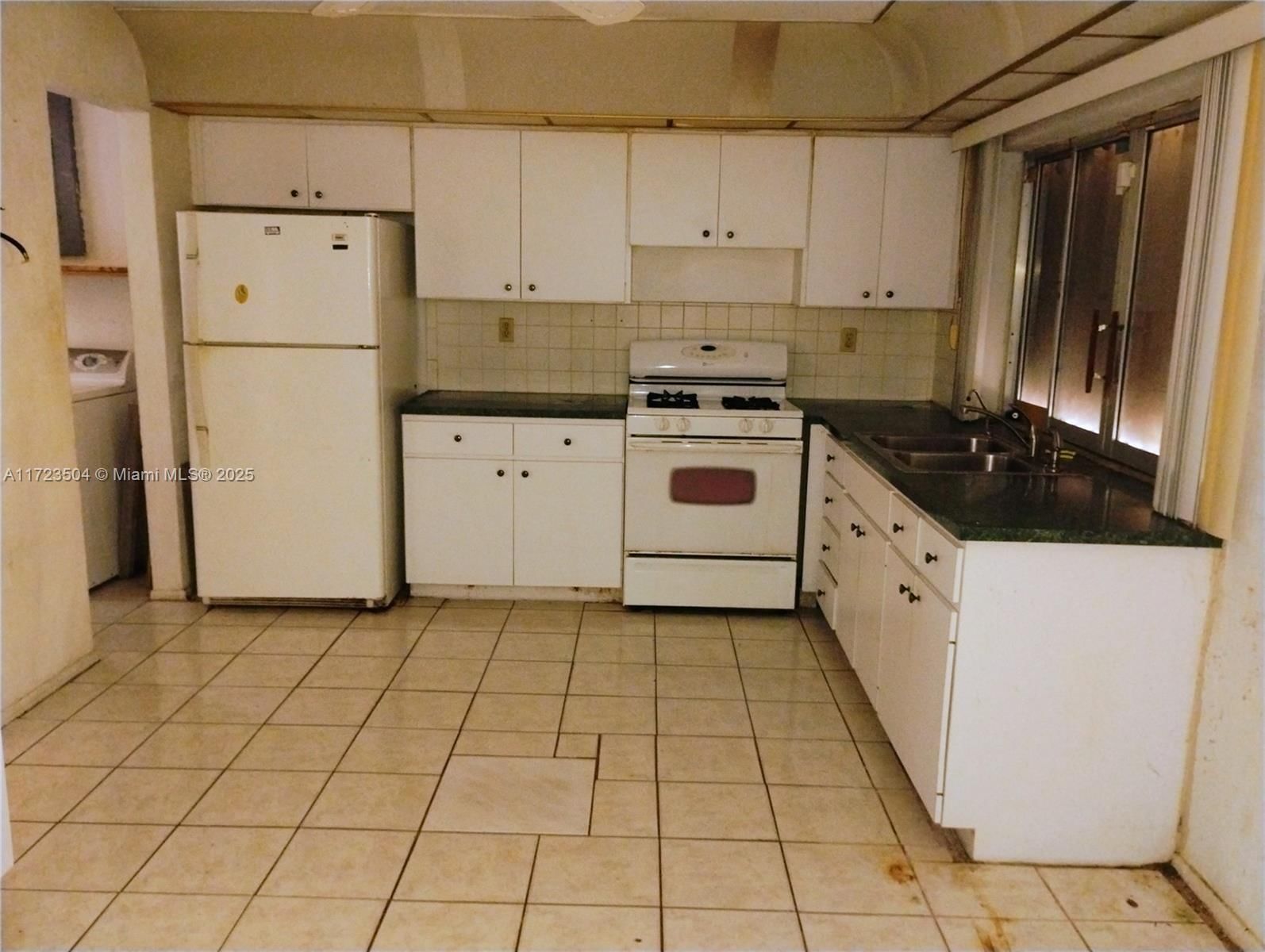 Real estate property located at 8560 Southampton Dr, Broward, Knolls 1st Section, Miramar, FL