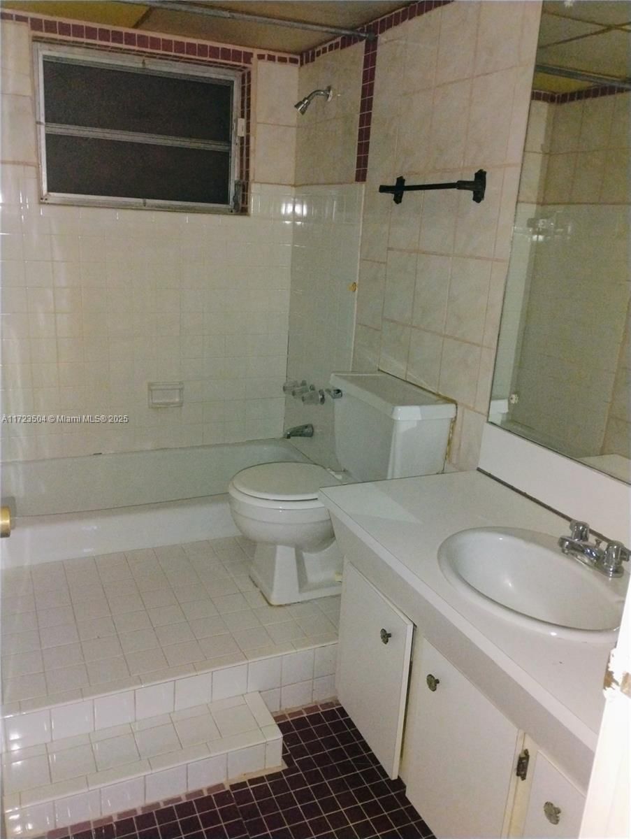 Real estate property located at 8560 Southampton Dr, Broward, Knolls 1st Section, Miramar, FL