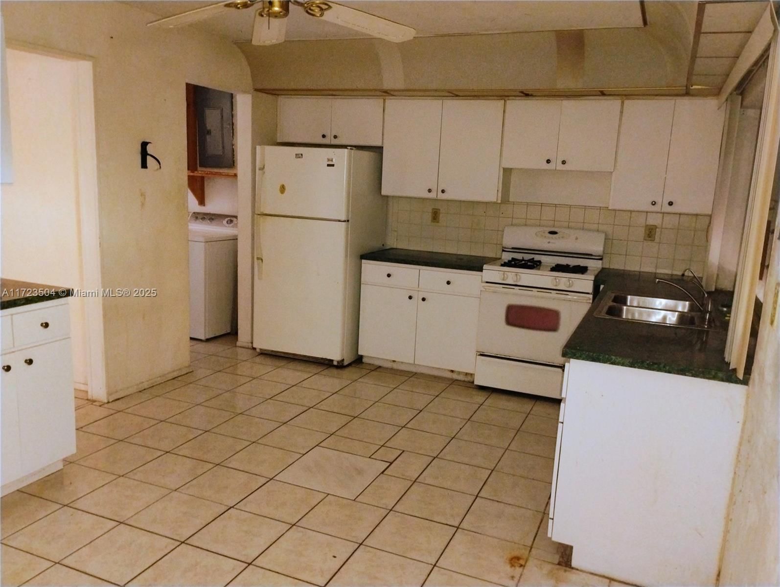Real estate property located at 8560 Southampton Dr, Broward, Knolls 1st Section, Miramar, FL