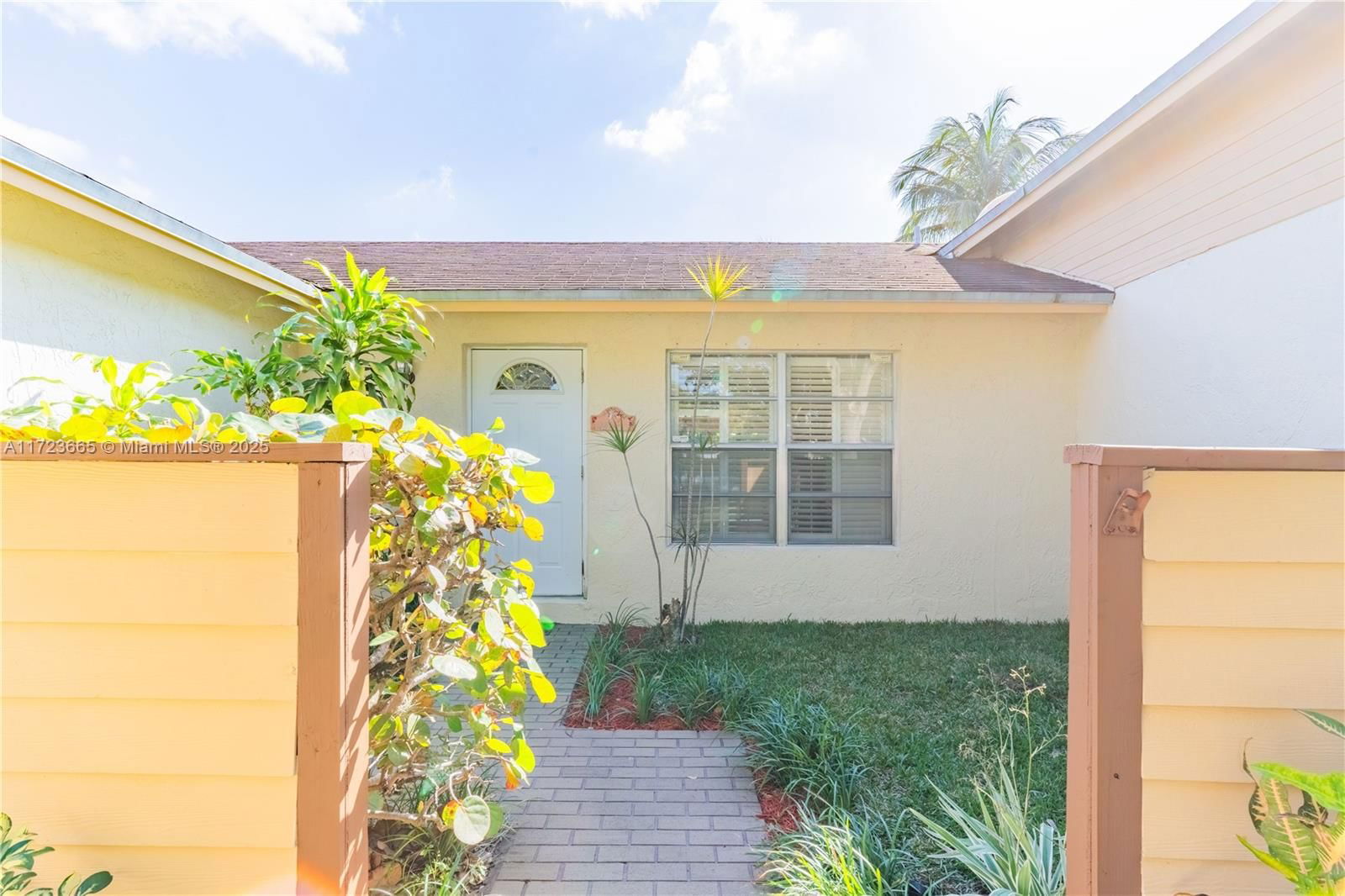Real estate property located at 5860 198th Ter, Miami-dade, Country Lake Manors Sec 3, Hialeah, FL