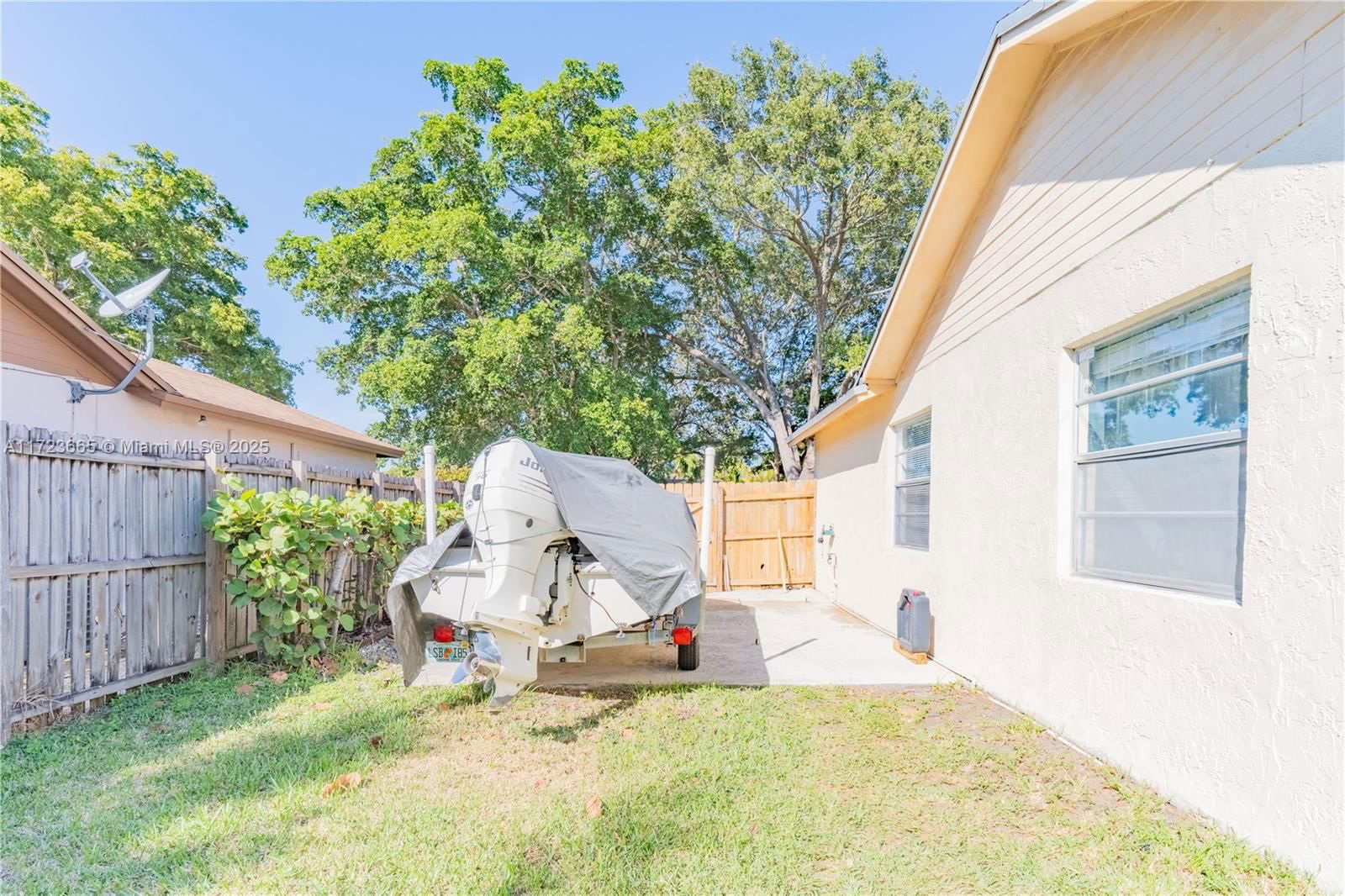 Real estate property located at 5860 198th Ter, Miami-dade, Country Lake Manors Sec 3, Hialeah, FL