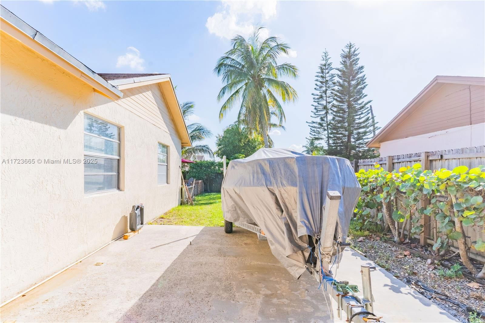 Real estate property located at 5860 198th Ter, Miami-dade, Country Lake Manors Sec 3, Hialeah, FL