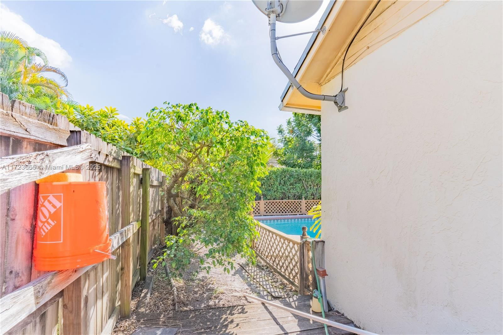Real estate property located at 5860 198th Ter, Miami-dade, Country Lake Manors Sec 3, Hialeah, FL