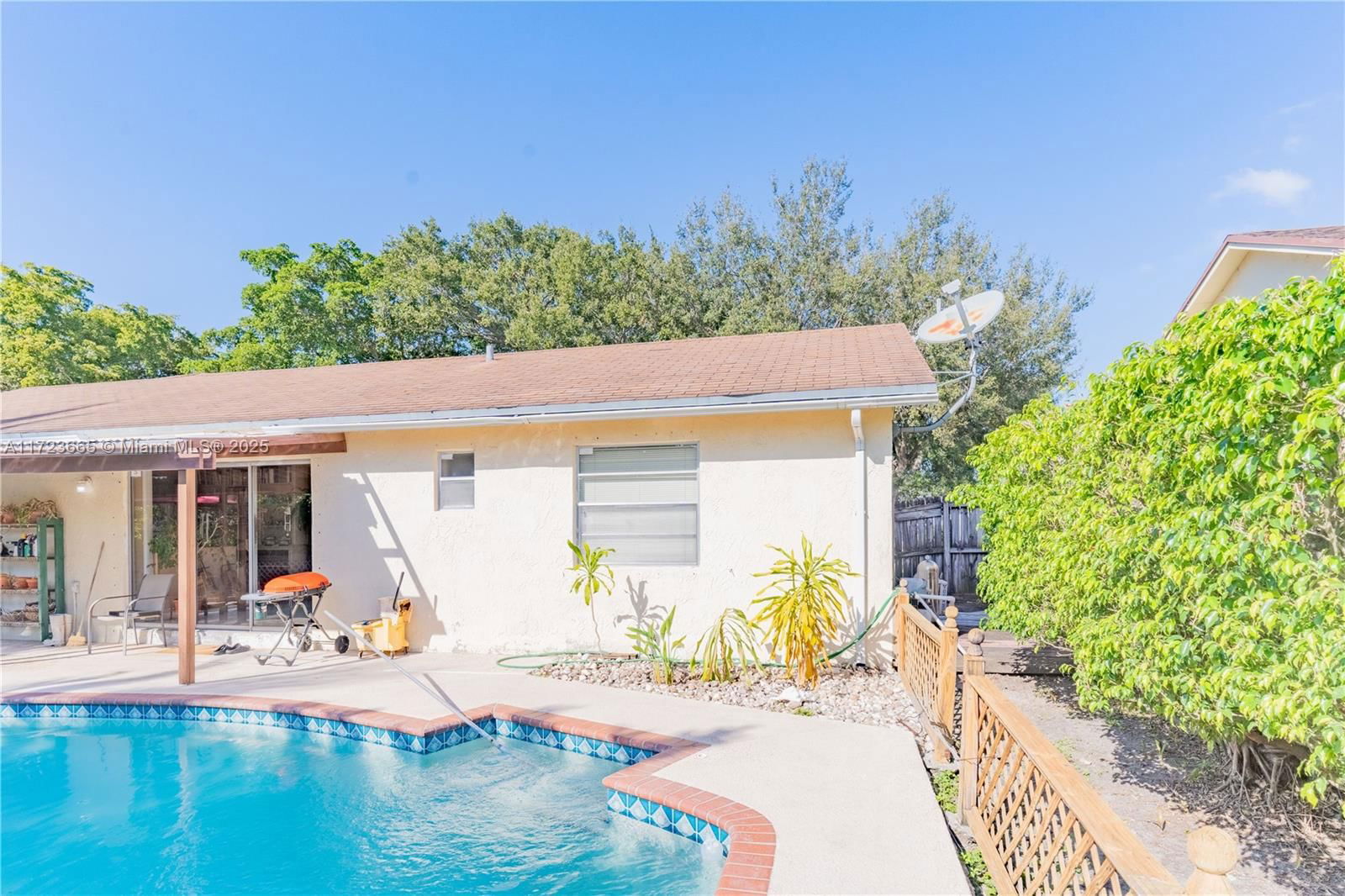 Real estate property located at 5860 198th Ter, Miami-dade, Country Lake Manors Sec 3, Hialeah, FL
