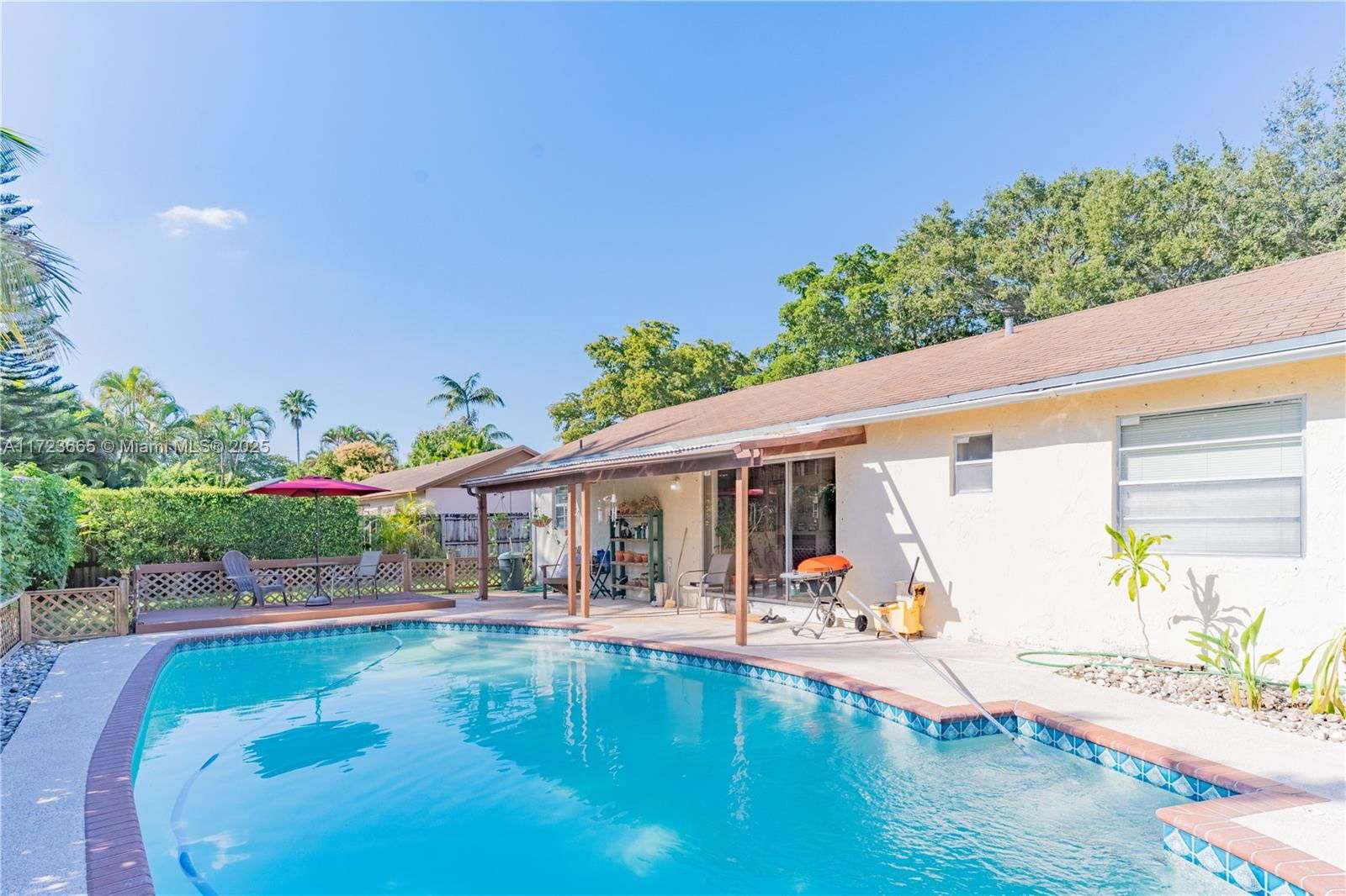 Real estate property located at 5860 198th Ter, Miami-dade, Country Lake Manors Sec 3, Hialeah, FL