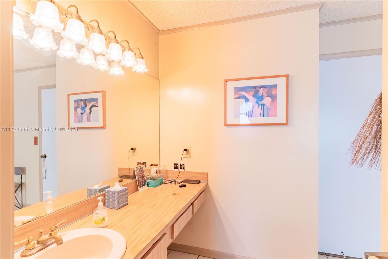 Real estate property located at 5860 198th Ter, Miami-dade, Country Lake Manors Sec 3, Hialeah, FL