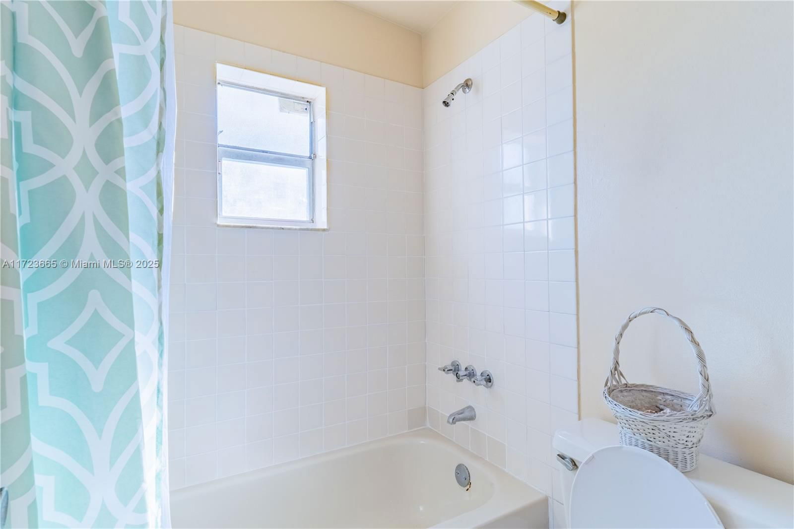 Real estate property located at 5860 198th Ter, Miami-dade, Country Lake Manors Sec 3, Hialeah, FL