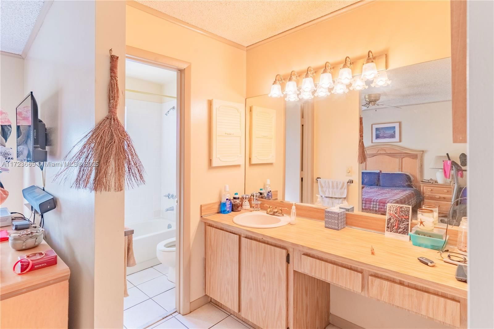 Real estate property located at 5860 198th Ter, Miami-dade, Country Lake Manors Sec 3, Hialeah, FL