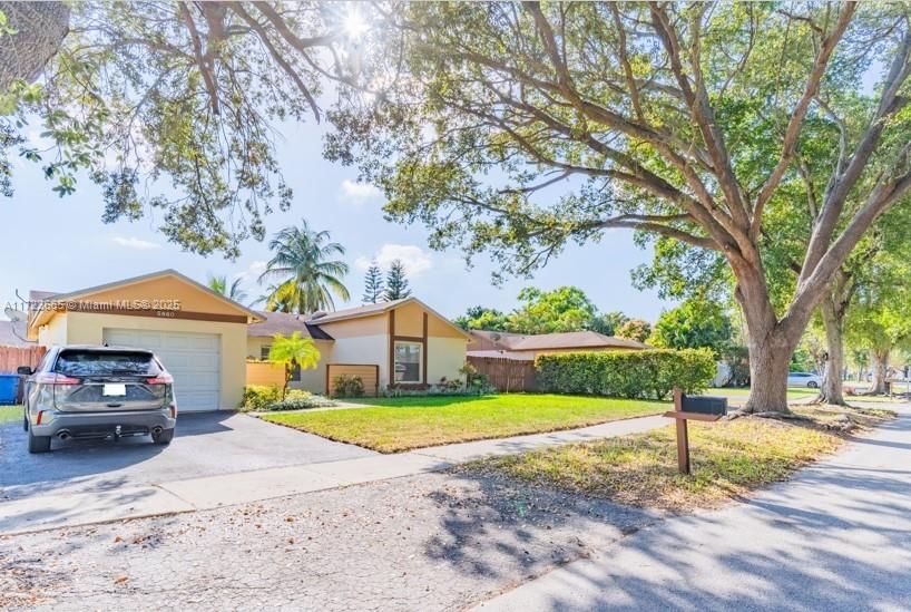 Real estate property located at 5860 198th Ter, Miami-dade, Country Lake Manors Sec 3, Hialeah, FL