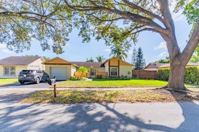 Real estate property located at 5860 198th Ter, Miami-dade, Country Lake Manors Sec 3, Hialeah, FL