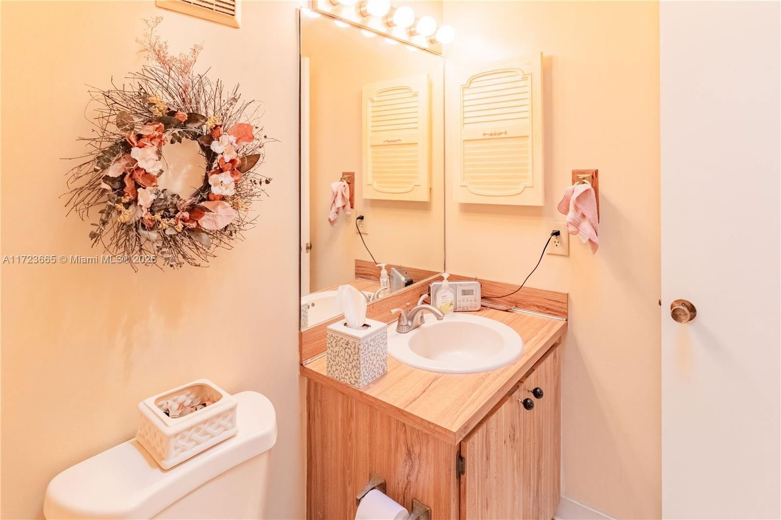 Real estate property located at 5860 198th Ter, Miami-dade, Country Lake Manors Sec 3, Hialeah, FL