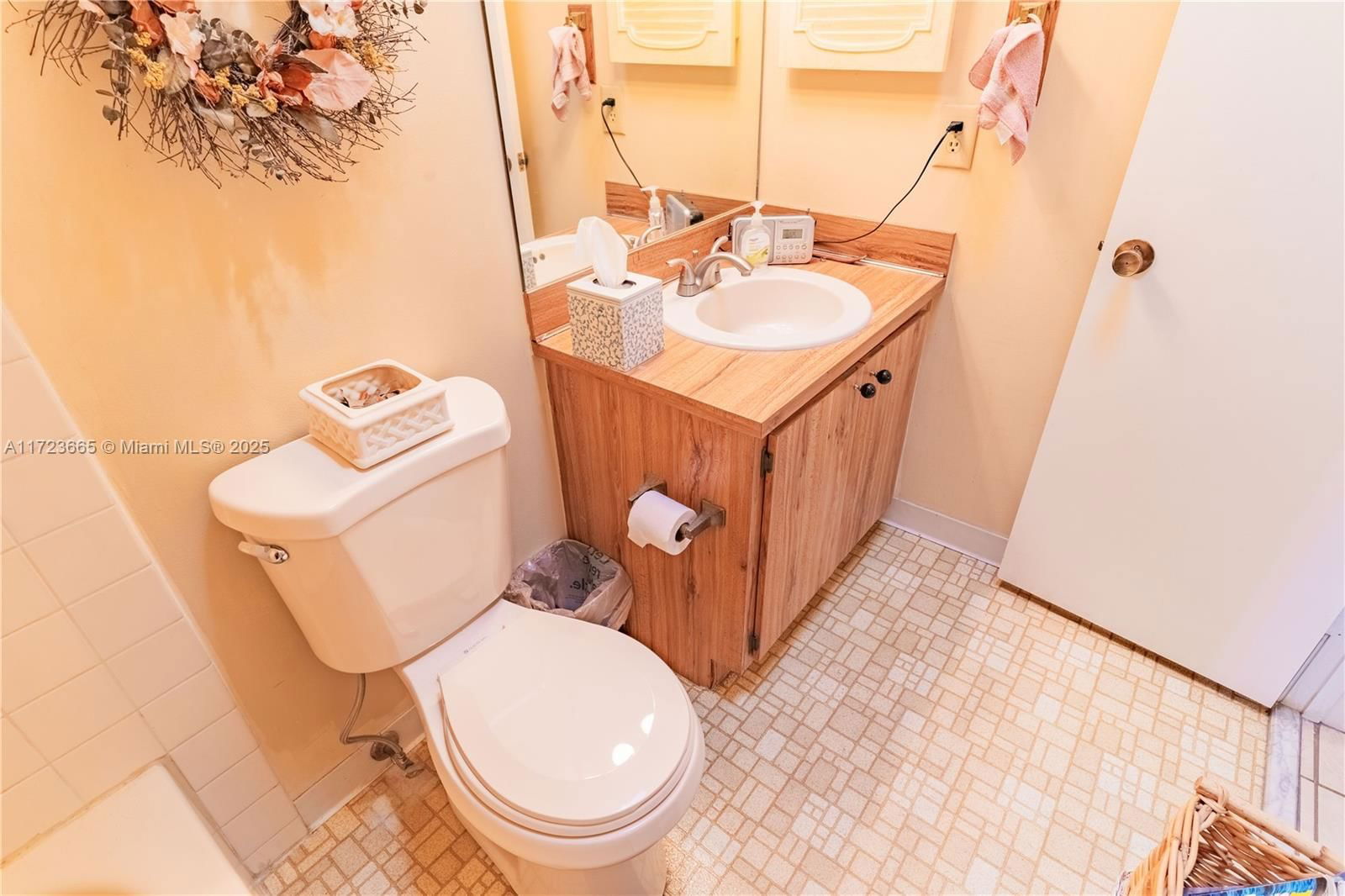 Real estate property located at 5860 198th Ter, Miami-dade, Country Lake Manors Sec 3, Hialeah, FL