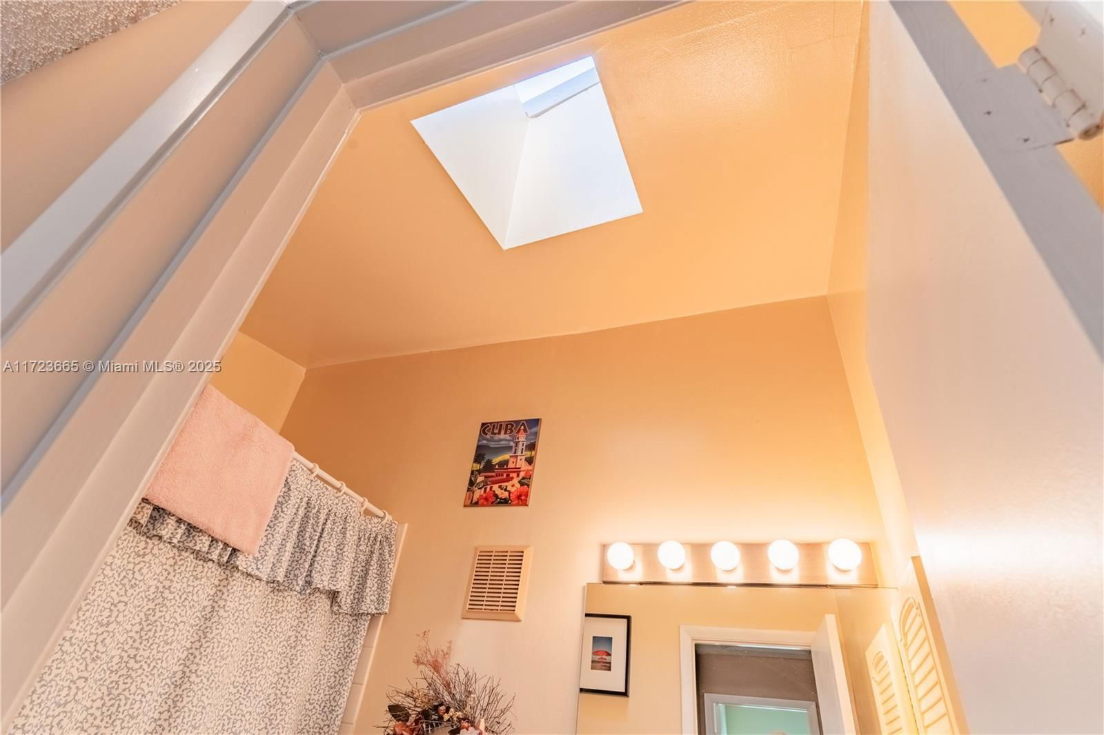Real estate property located at 5860 198th Ter, Miami-dade, Country Lake Manors Sec 3, Hialeah, FL