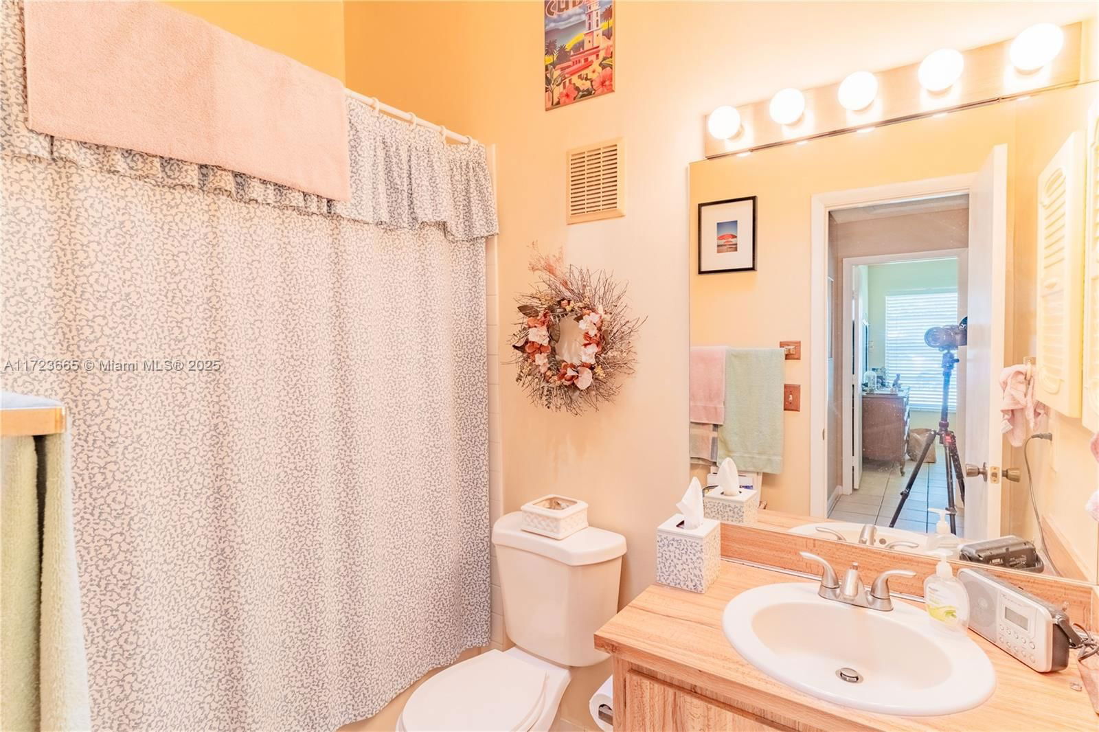 Real estate property located at 5860 198th Ter, Miami-dade, Country Lake Manors Sec 3, Hialeah, FL