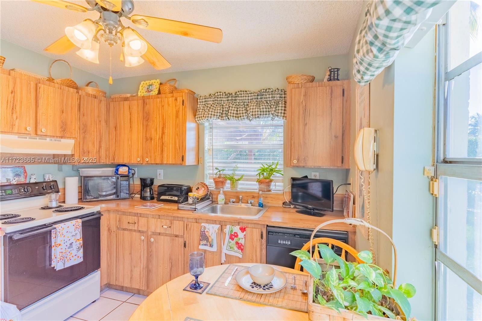 Real estate property located at 5860 198th Ter, Miami-dade, Country Lake Manors Sec 3, Hialeah, FL