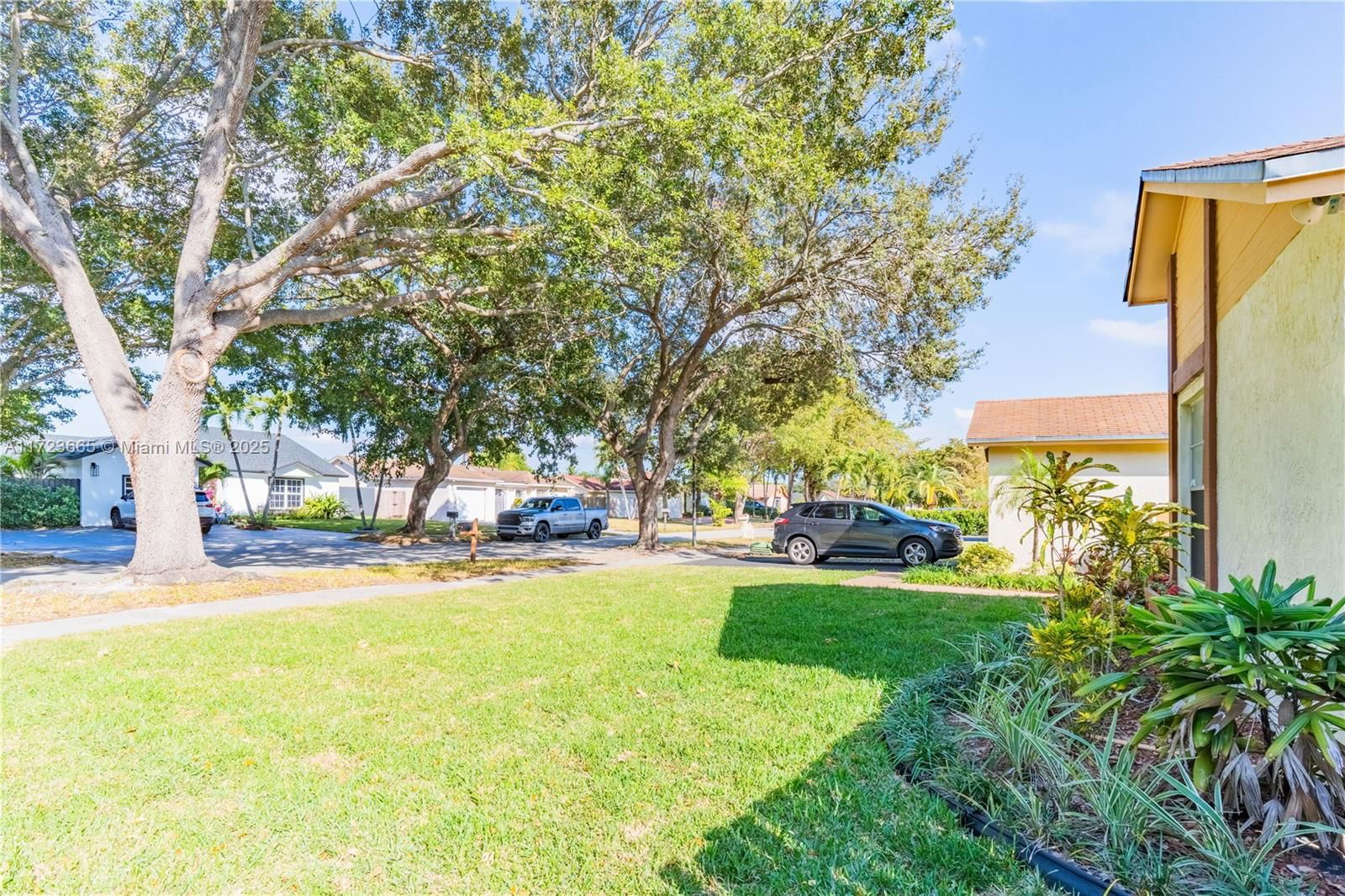 Real estate property located at 5860 198th Ter, Miami-dade, Country Lake Manors Sec 3, Hialeah, FL