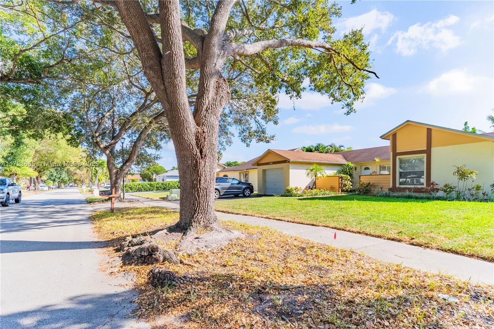 Real estate property located at 5860 198th Ter, Miami-dade, Country Lake Manors Sec 3, Hialeah, FL