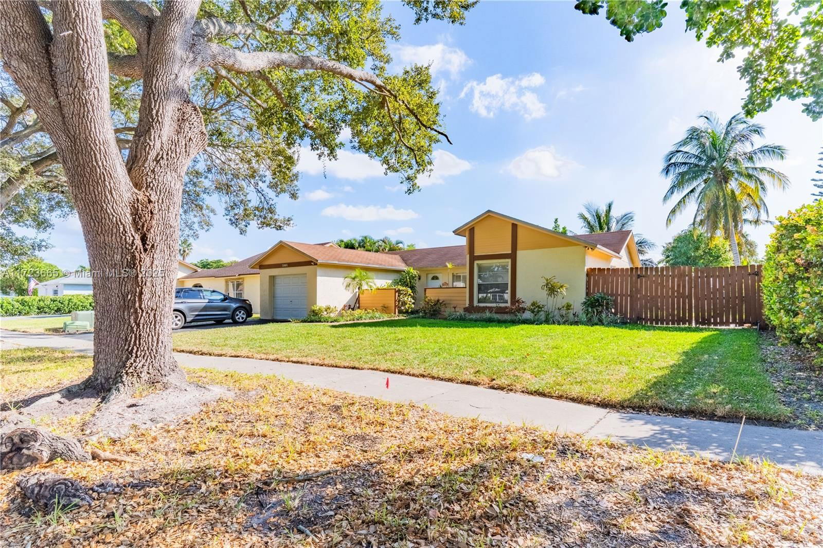 Real estate property located at 5860 198th Ter, Miami-dade, Country Lake Manors Sec 3, Hialeah, FL