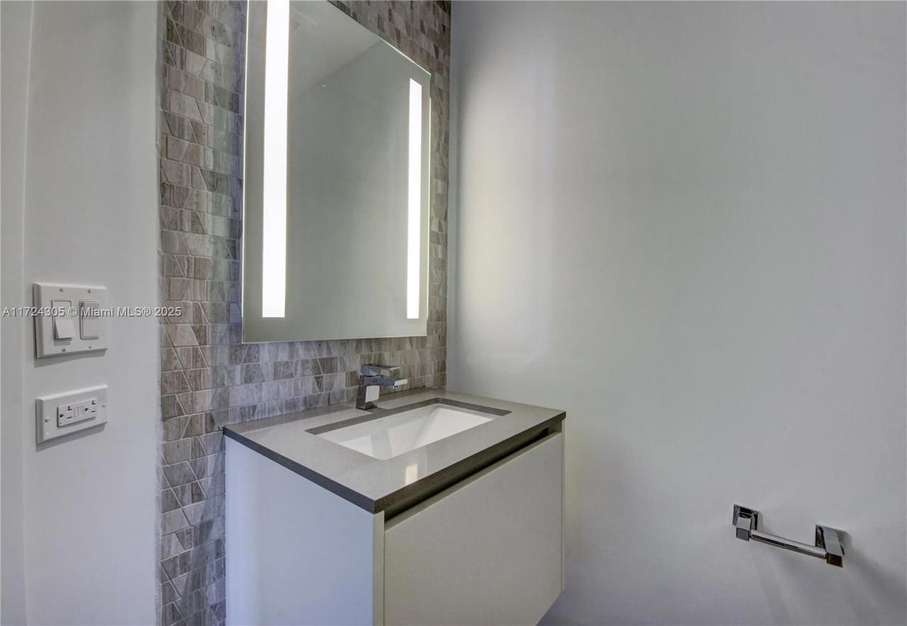 Real estate property located at 68 6th St #3511, Miami-dade, Reach Condo, Miami, FL