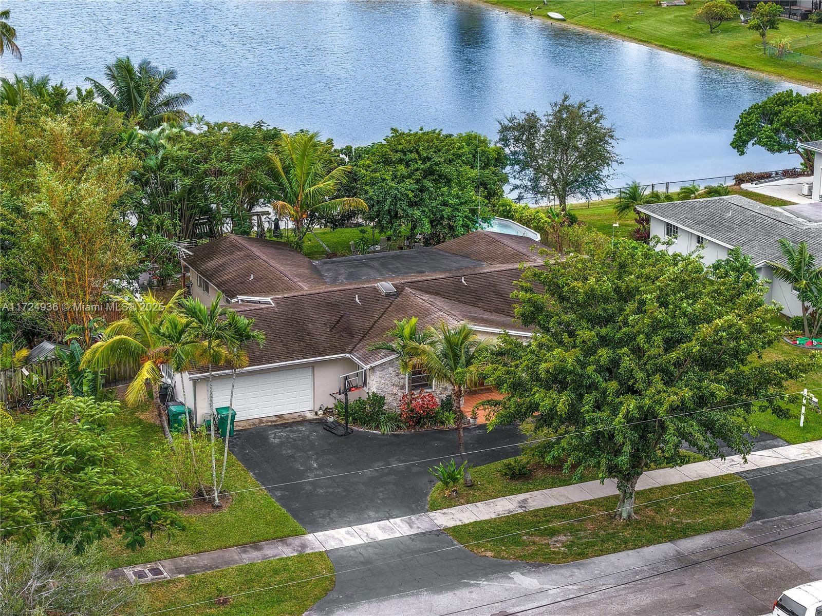 Real estate property located at 9820 152nd Ter, Miami-Dade, PALMETTO COUNTRY CLUB EST, Miami, FL