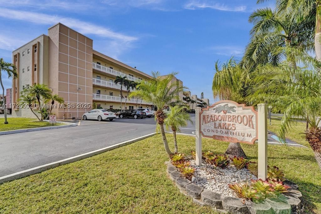 Real estate property located at 424 10th St #103, Broward, Meadowbrook Lakes View, Dania Beach, FL