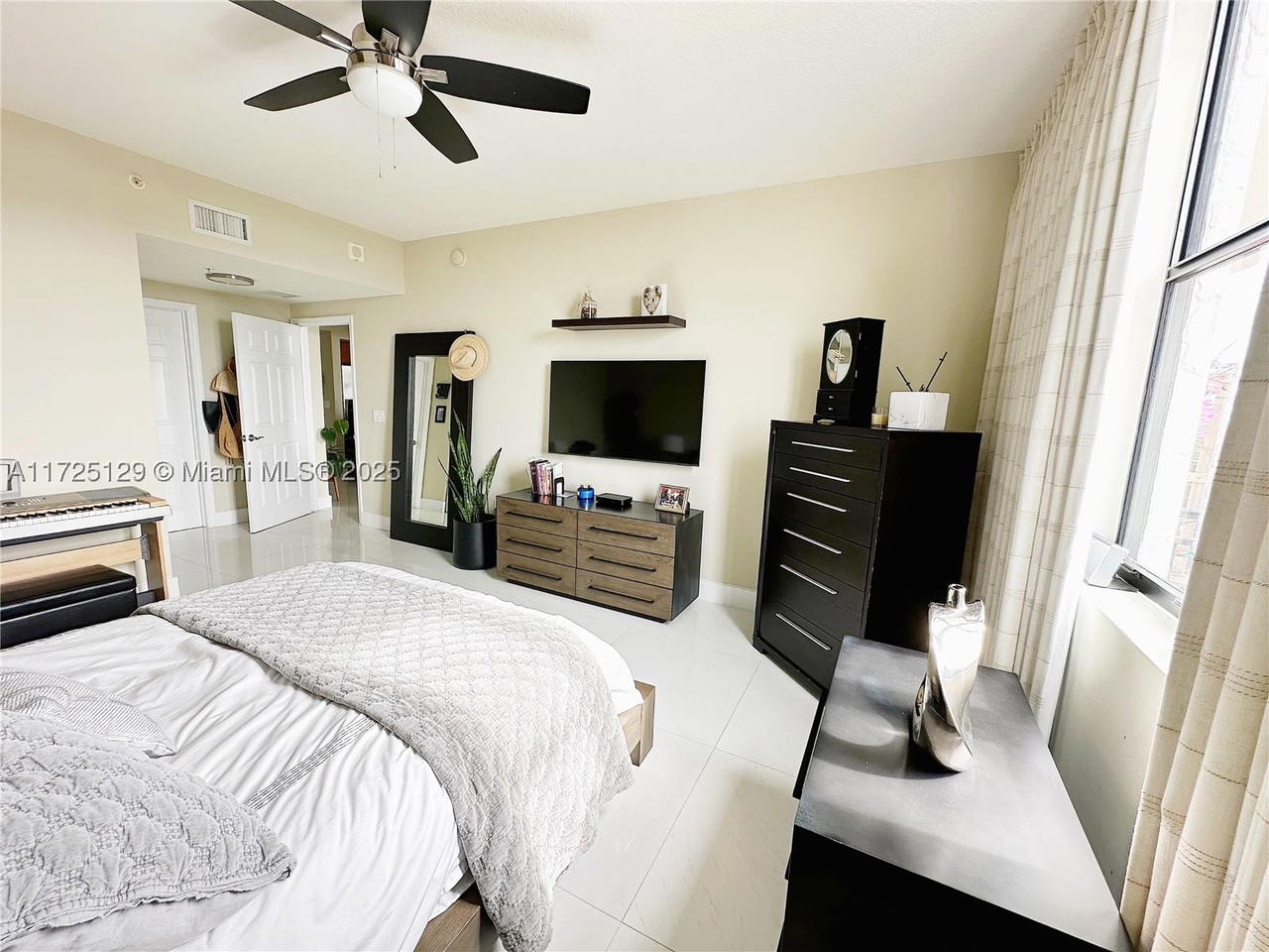 Real estate property located at 888 Douglas Rd #1210, Miami-dade, Puerta De Palmas Condo, Coral Gables, FL