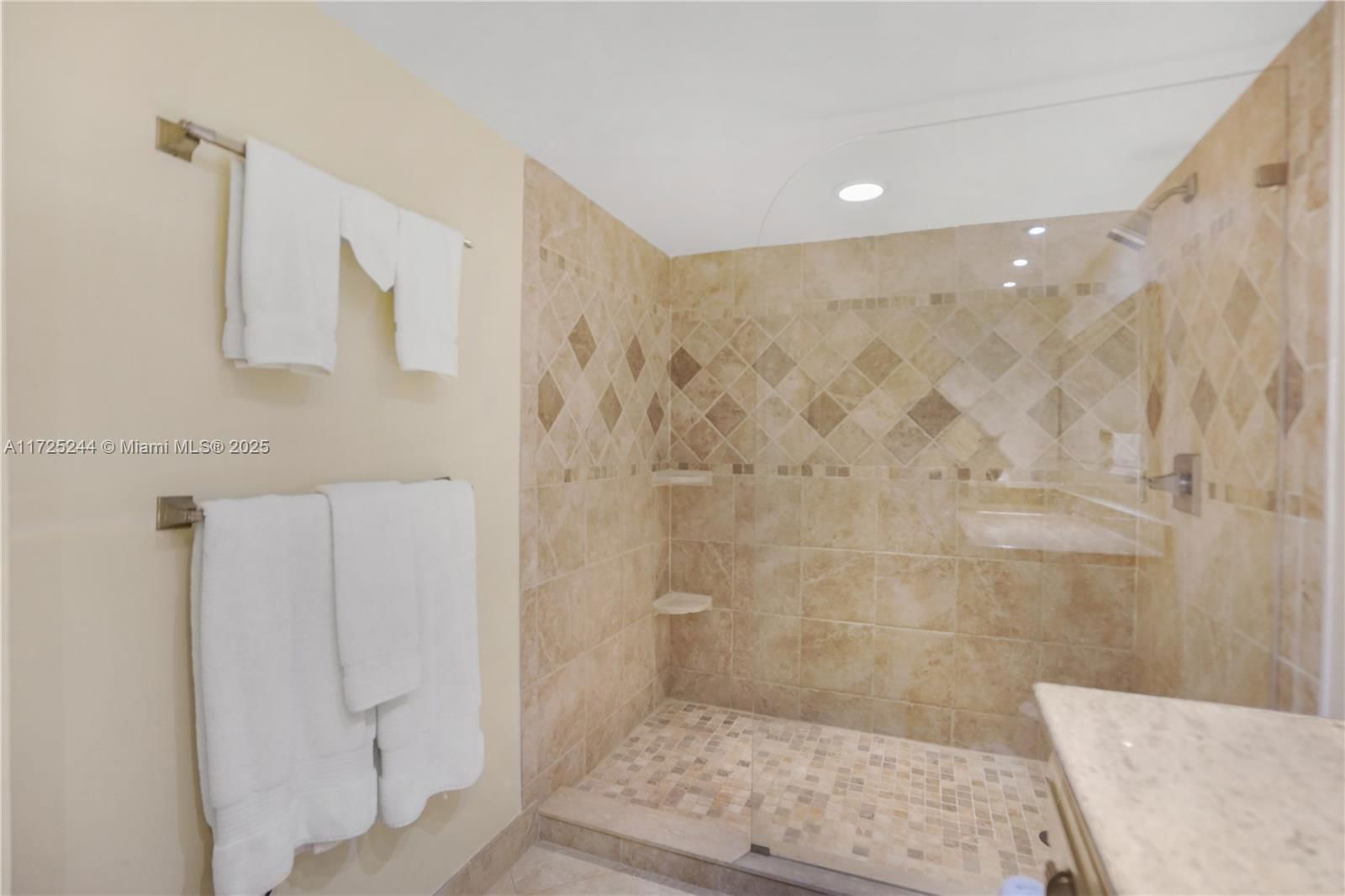 Real estate property located at 600 Executive Center Dr #111, Palm Beach, Lake Place Condo, West Palm Beach, FL