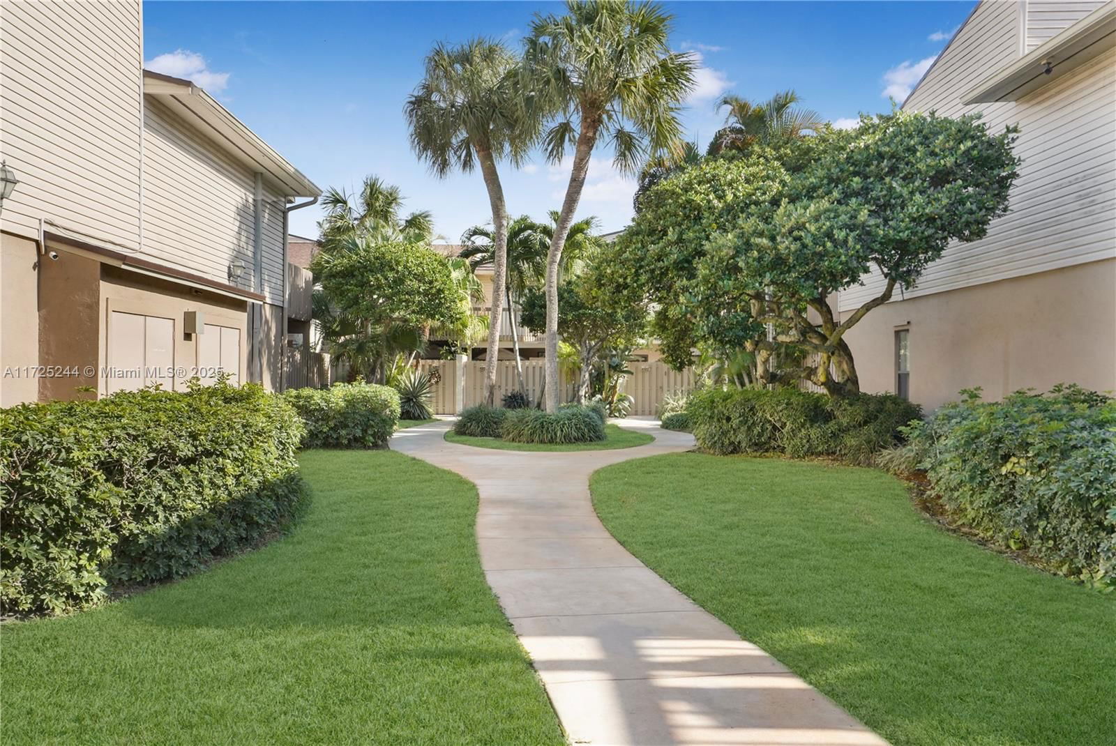 Real estate property located at 600 Executive Center Dr #111, Palm Beach, Lake Place Condo, West Palm Beach, FL