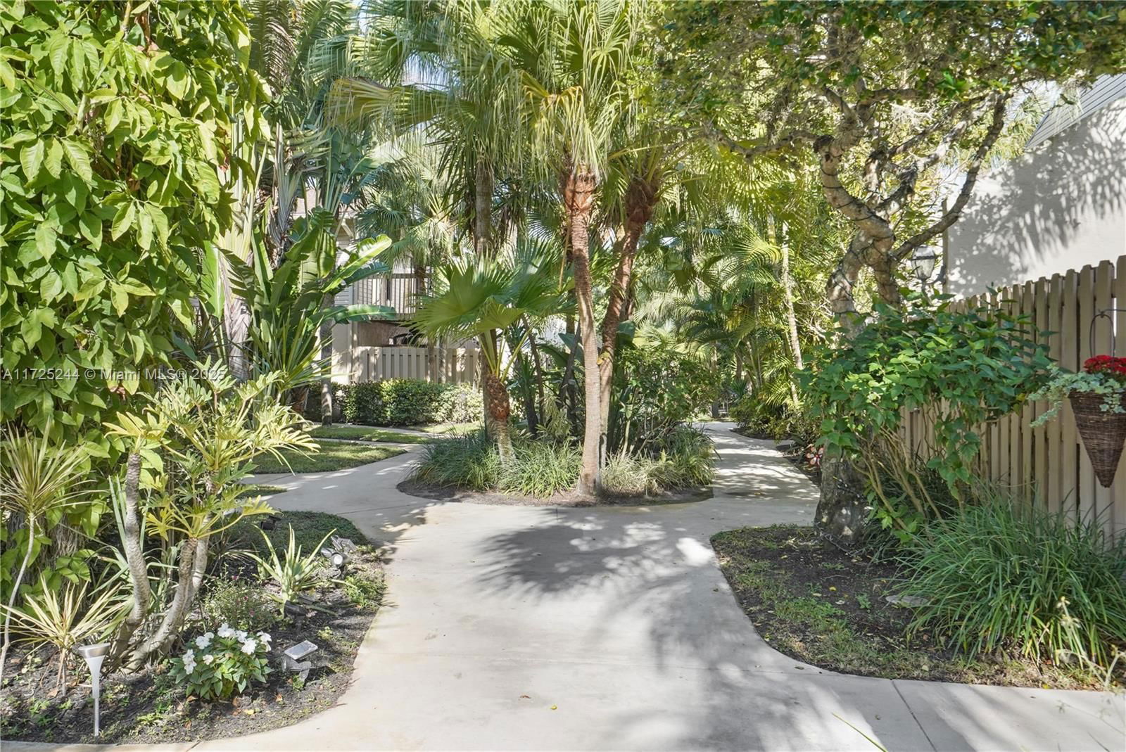 Real estate property located at 600 Executive Center Dr #111, Palm Beach, Lake Place Condo, West Palm Beach, FL