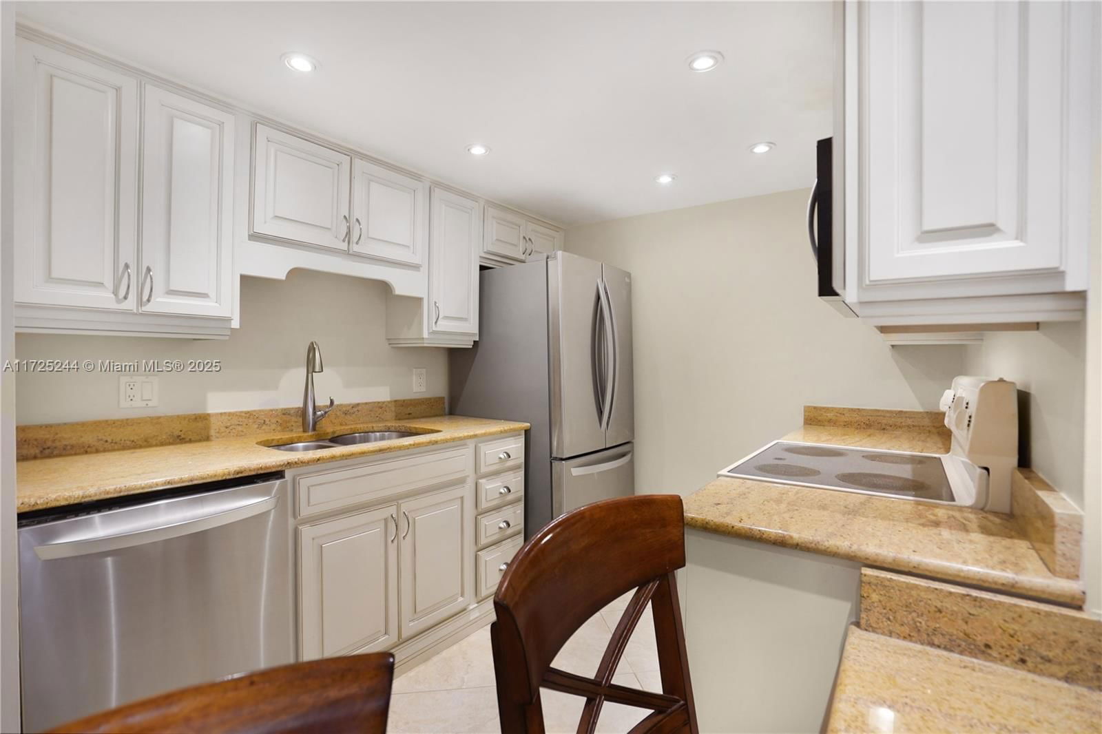 Real estate property located at 600 Executive Center Dr #111, Palm Beach, Lake Place Condo, West Palm Beach, FL
