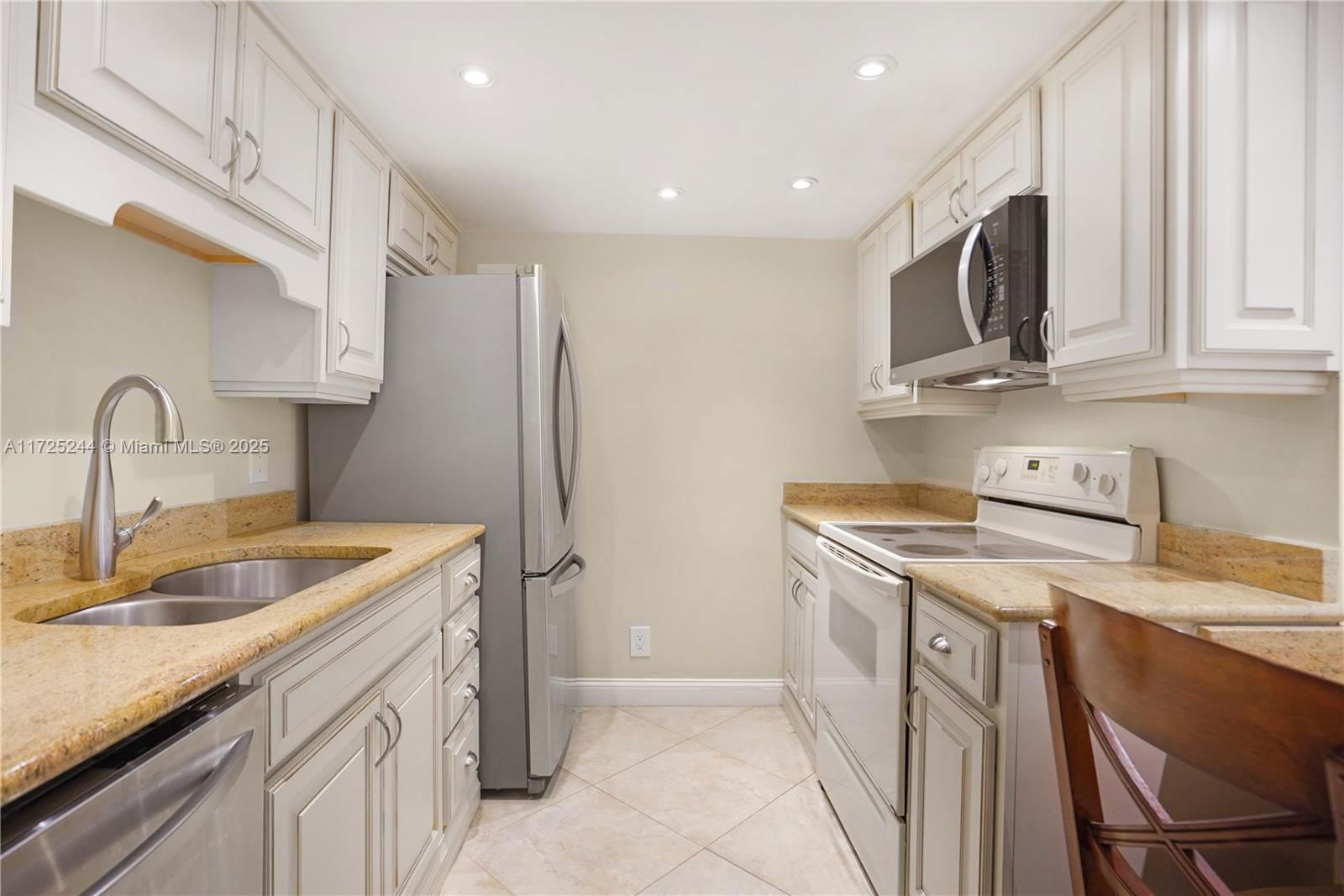 Real estate property located at 600 Executive Center Dr #111, Palm Beach, Lake Place Condo, West Palm Beach, FL