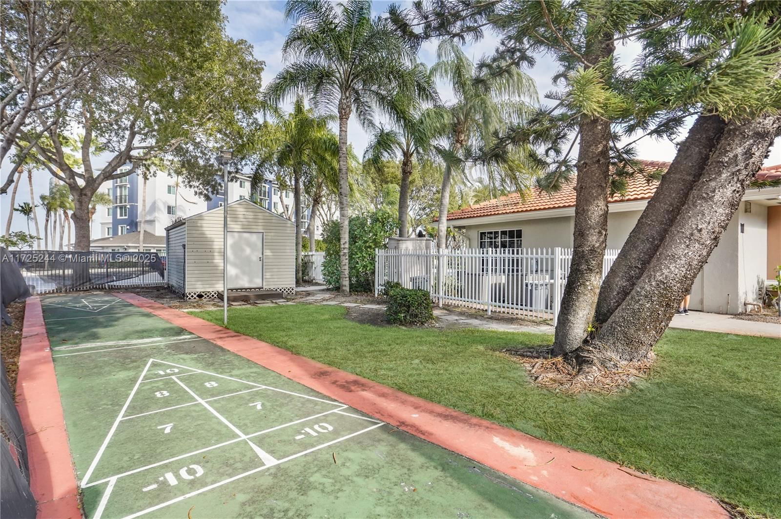 Real estate property located at 600 Executive Center Dr #111, Palm Beach, Lake Place Condo, West Palm Beach, FL