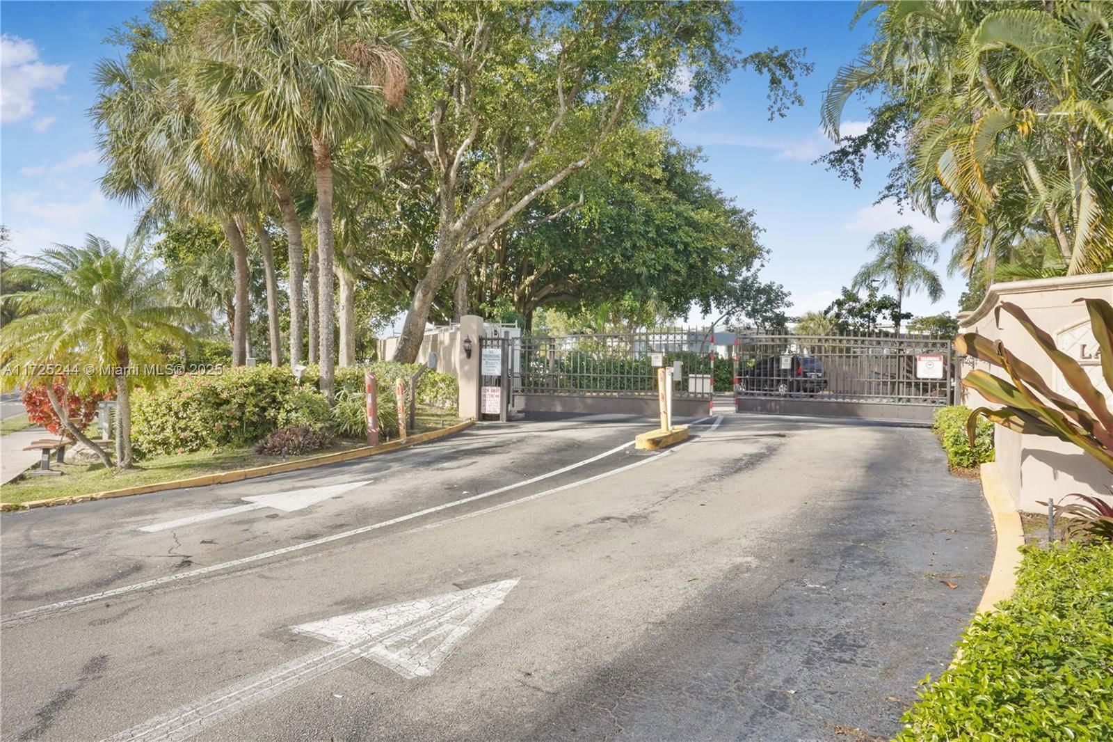 Real estate property located at 600 Executive Center Dr #111, Palm Beach, Lake Place Condo, West Palm Beach, FL