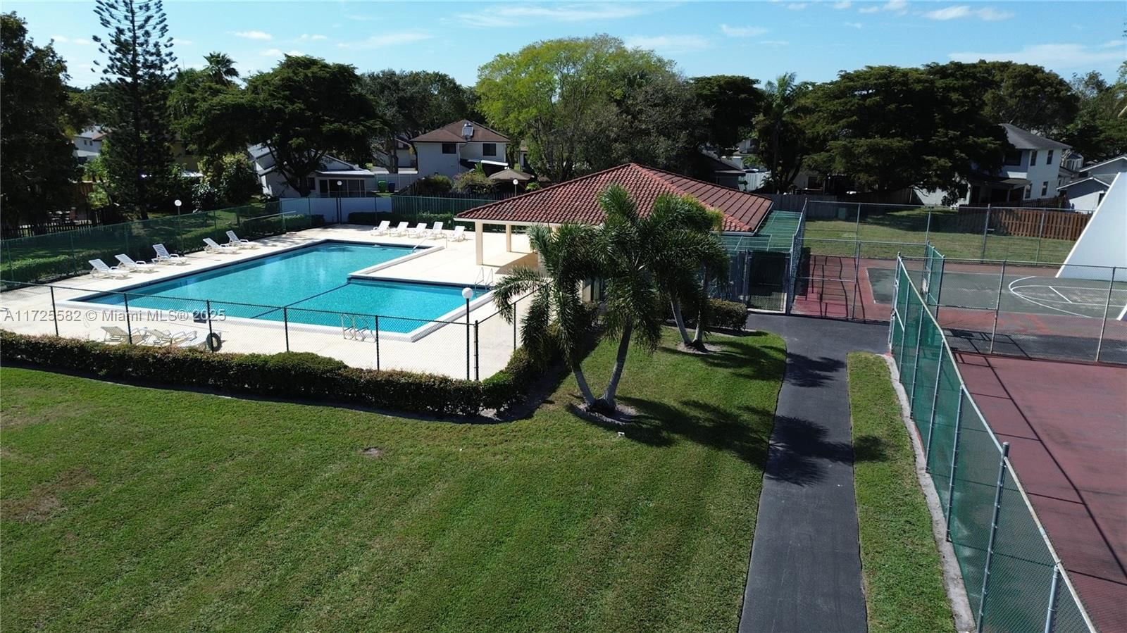 Real estate property located at 313 Lakeside Ct, Broward, Lakeside Villas At, Sunrise, FL
