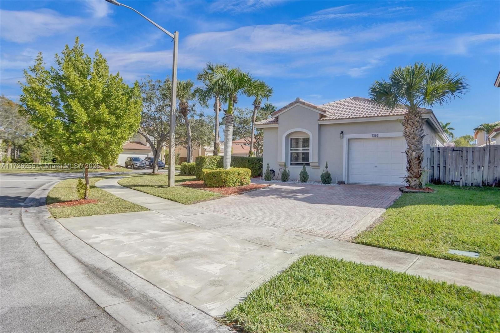 Real estate property located at 1295 171st Ave, Broward, Lakes Of Western Pines Re, Pembroke Pines, FL