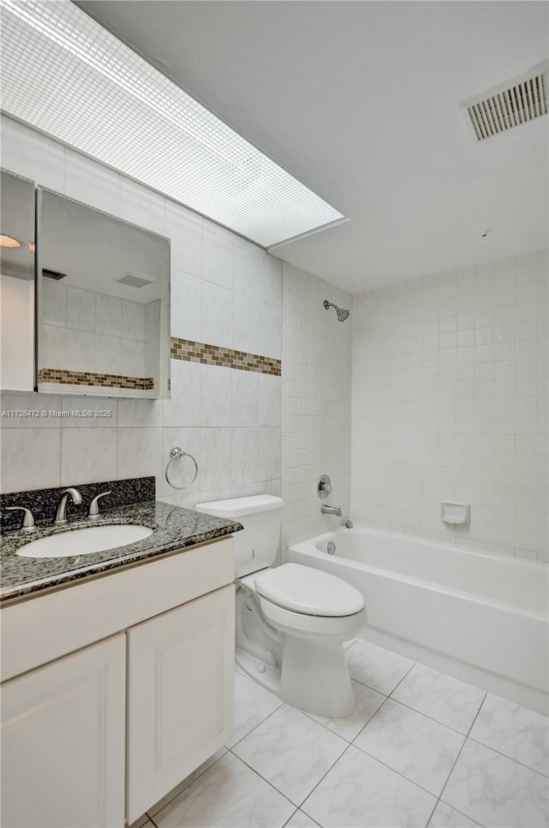 Real estate property located at 1001 128th Ter #207B, Broward, Cambridge At Century, Pembroke Pines, FL