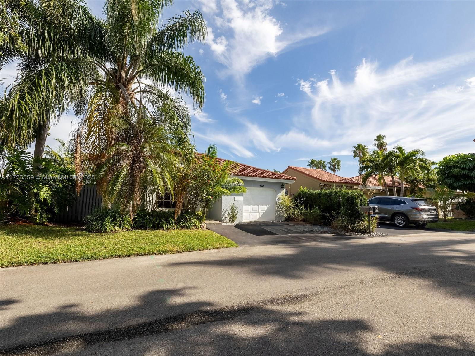 Real estate property located at 1225 Seagrape Cir, Broward, COUNTRY ISLES GARDEN HOME, Weston, FL