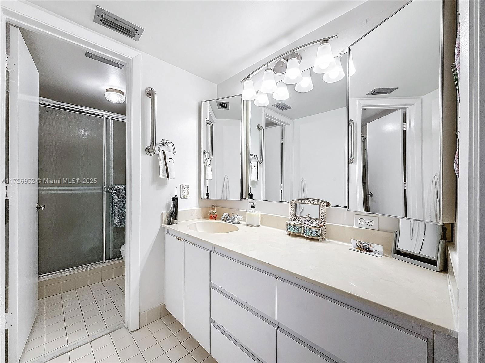 Real estate property located at 4975 Sabal Palm Blvd #214, Broward, Lakes Of Carriage Hills, Tamarac, FL