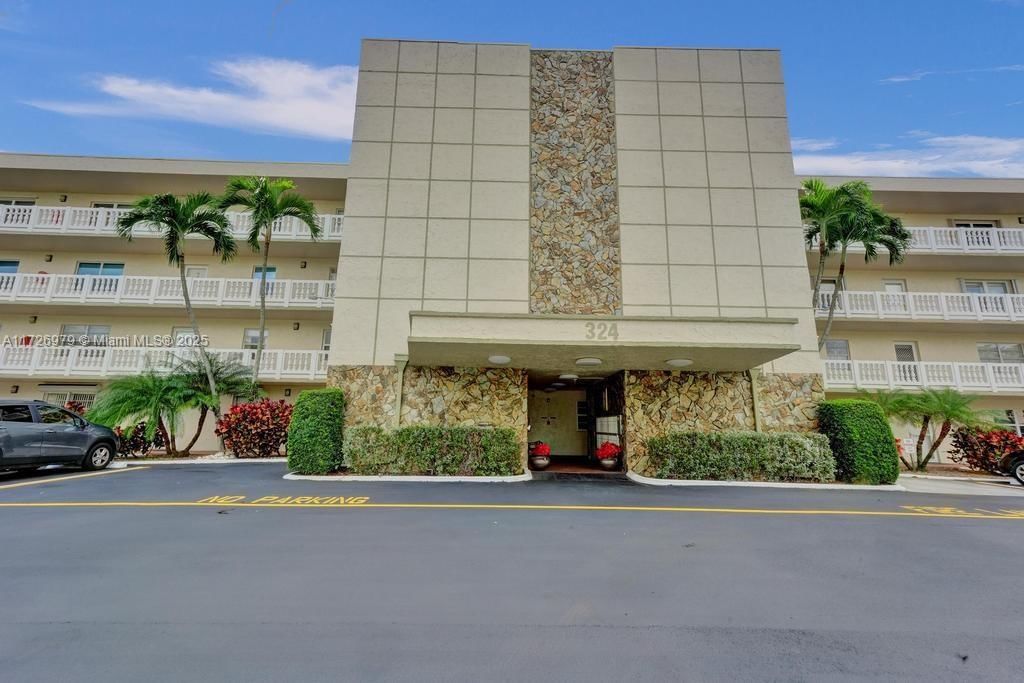 Real estate property located at 324 10th St #203, Broward, Meadowbrook Lakes Condo, Dania Beach, FL