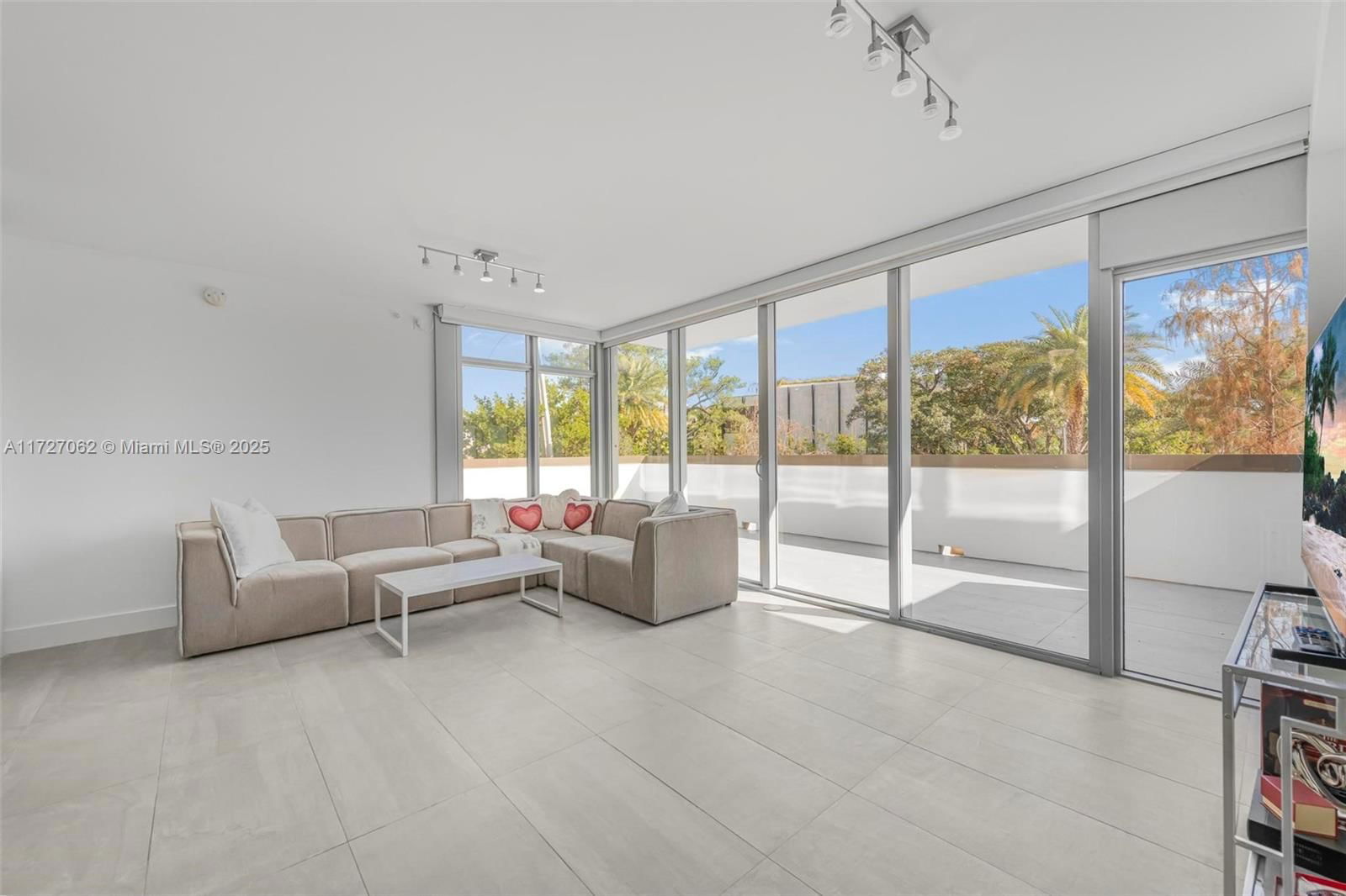 Real estate property located at 1201 20th St #206, Miami-dade, Island View Addn, Miami Beach, FL