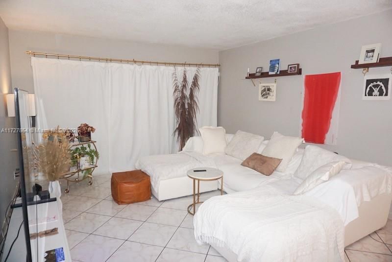 Real estate property located at 200 Lakeview Dr #204, Broward, BUILDING SIX OF RACQUET C, Weston, FL