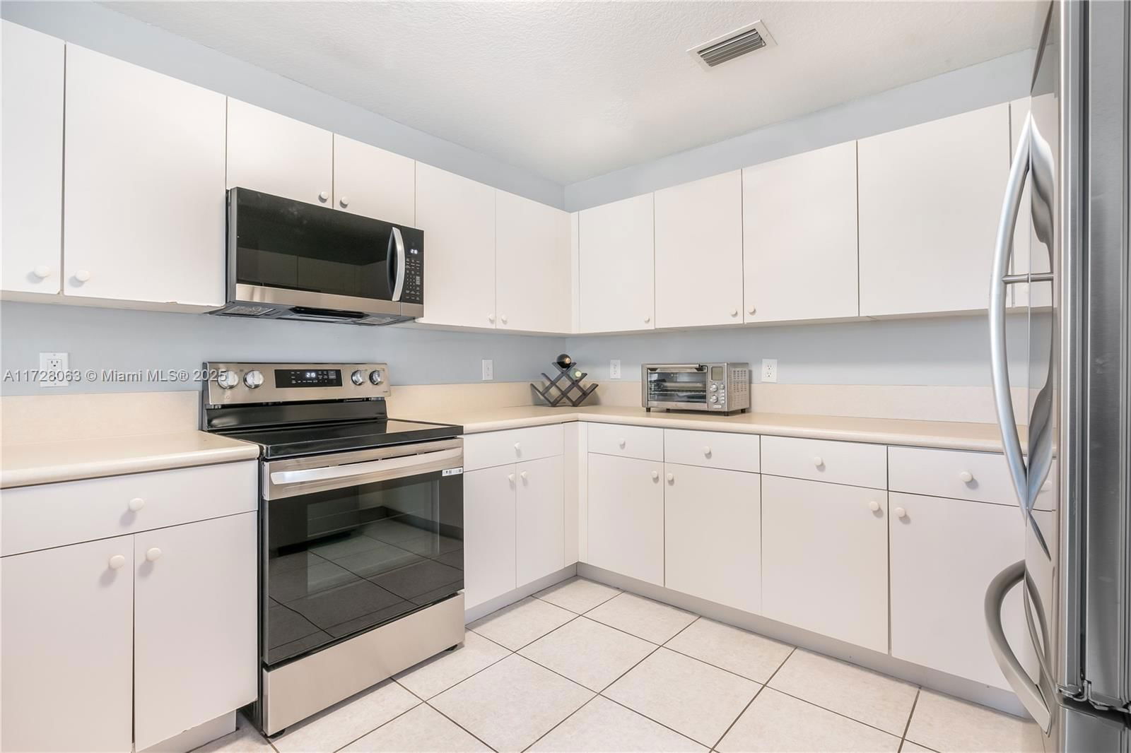 Real estate property located at 7121 Sienna Ridge Ln, Broward, S & R Of Inverrary, Lauderhill, FL