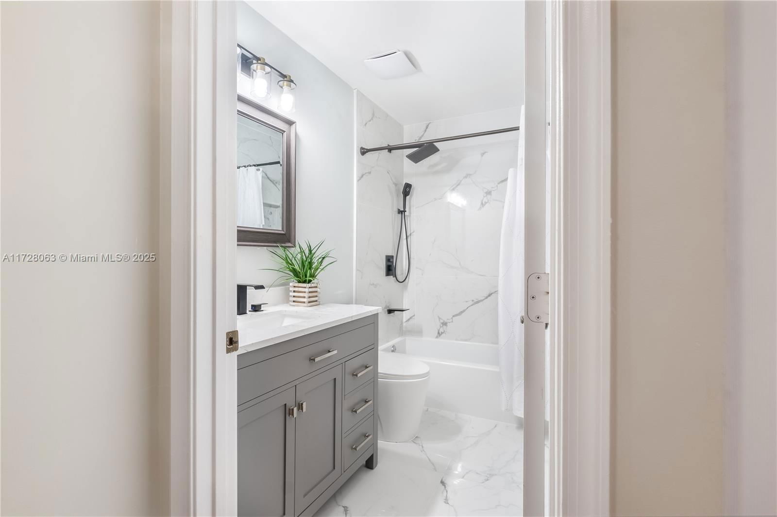 Real estate property located at 7121 Sienna Ridge Ln, Broward, S & R Of Inverrary, Lauderhill, FL