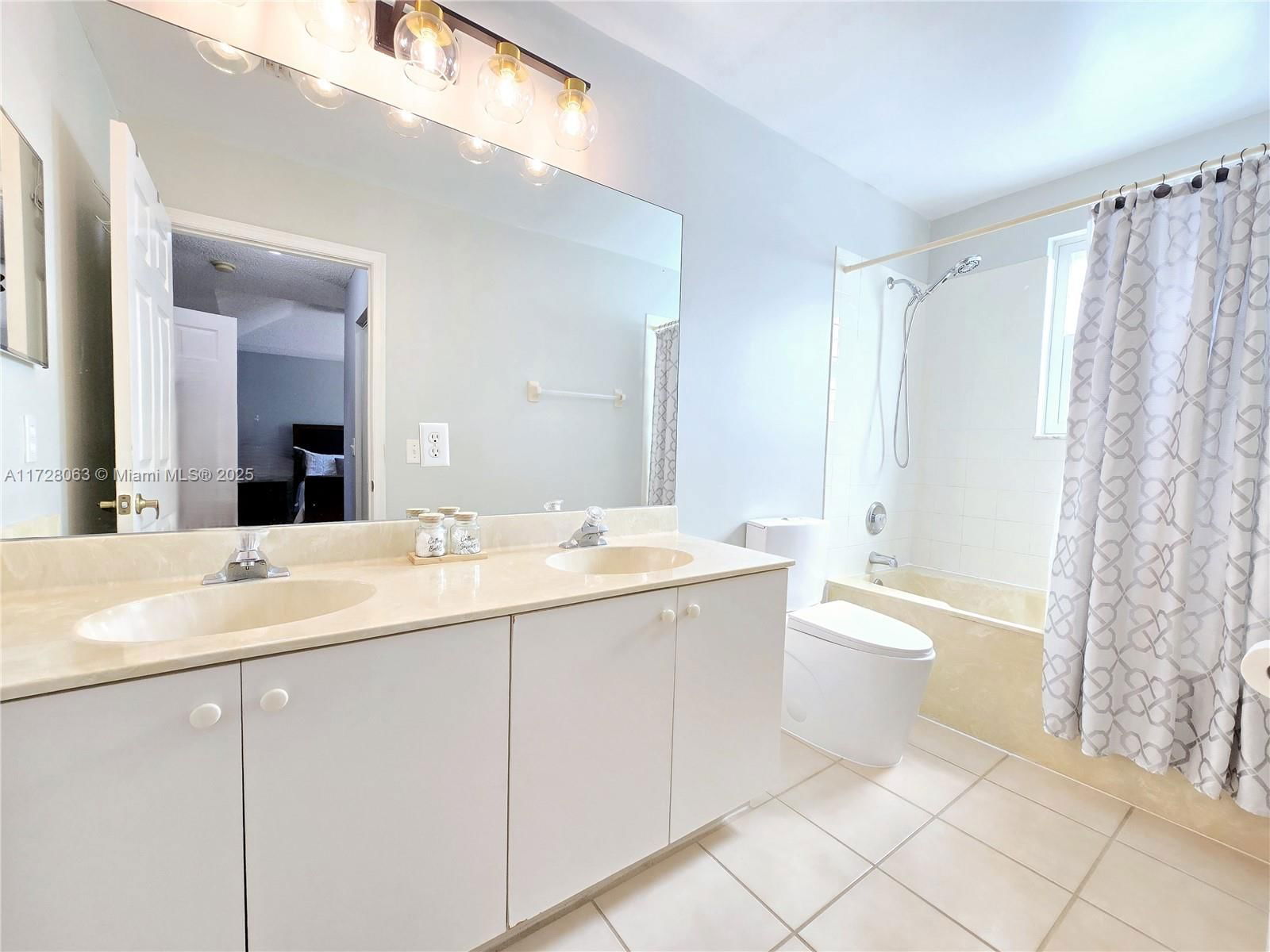 Real estate property located at 7121 Sienna Ridge Ln, Broward, S & R Of Inverrary, Lauderhill, FL