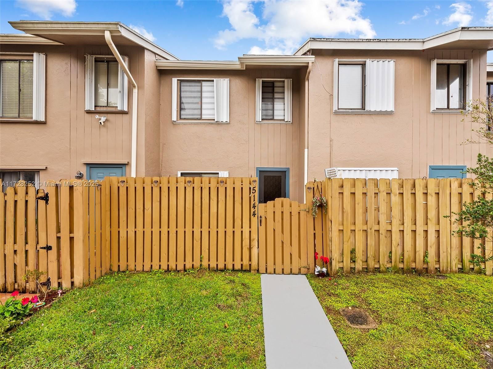 Real estate property located at 5144 University Dr #5144, Broward, Saddle-up Plat, Davie, FL